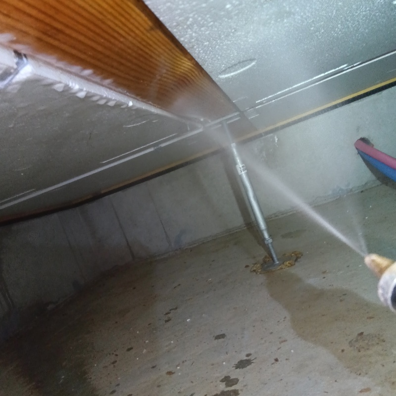 床下木材に防蟻剤を散布