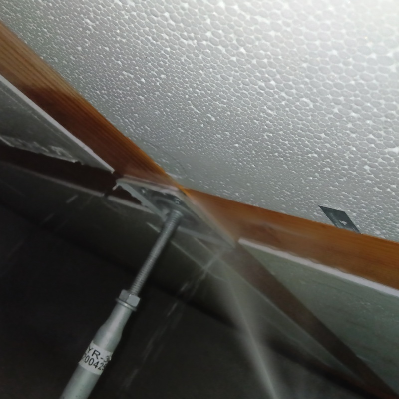 床下断熱材に防蟻剤を散布