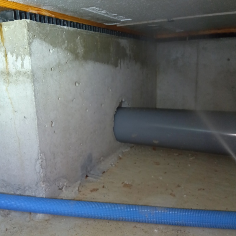 基礎に防蟻剤を散布