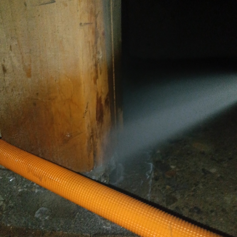 床下木材にシロアリ駆除剤を散布