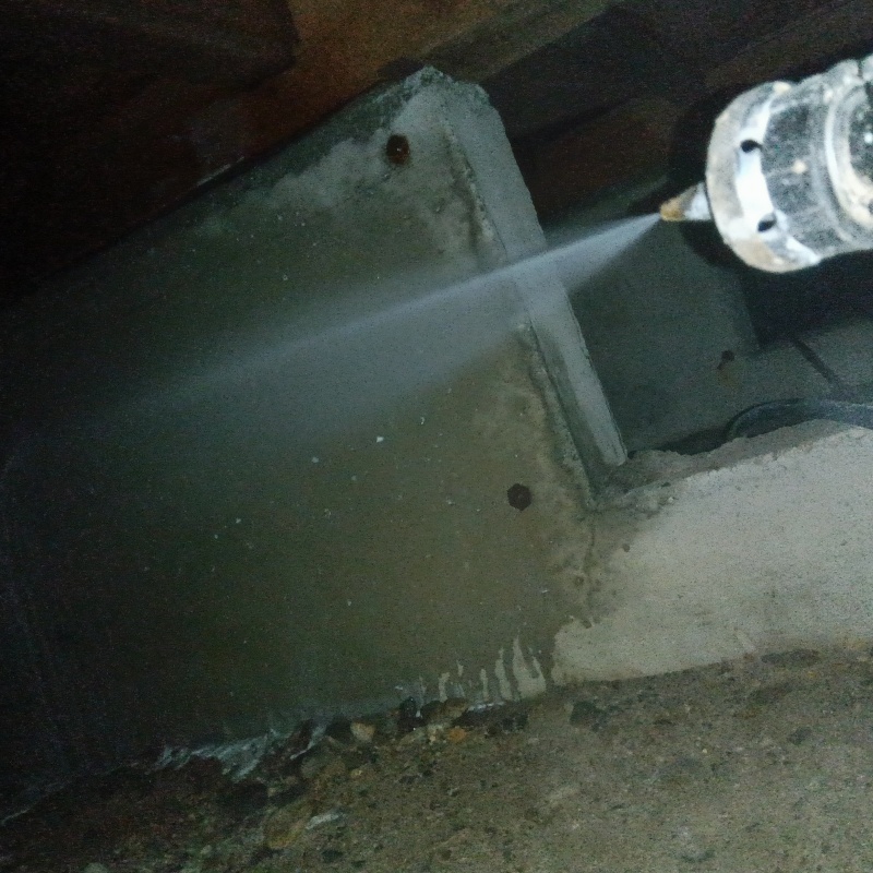 基礎にシロアリ駆除剤を散布