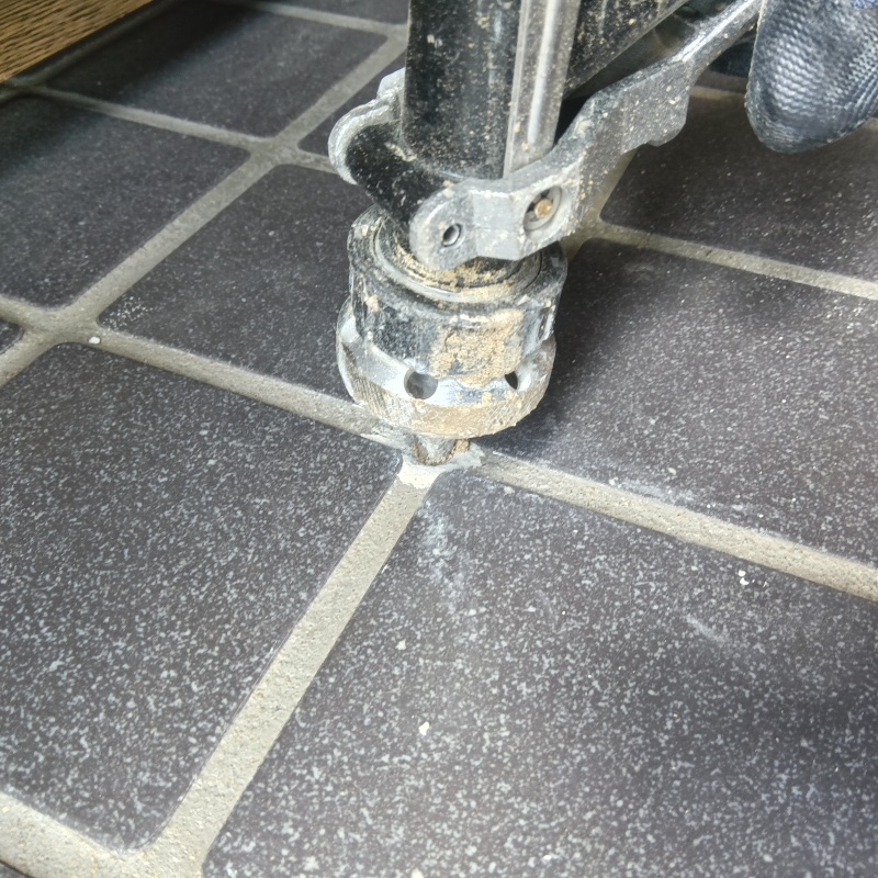 玄関床に穴を開けてシロアリ駆除剤を注入