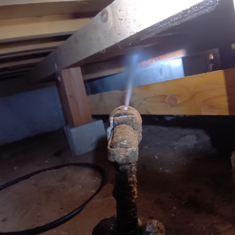 床下木材に防蟻剤を散布