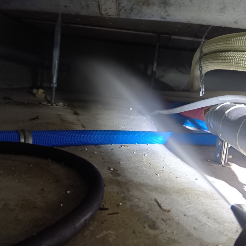 基礎に防蟻剤を散布