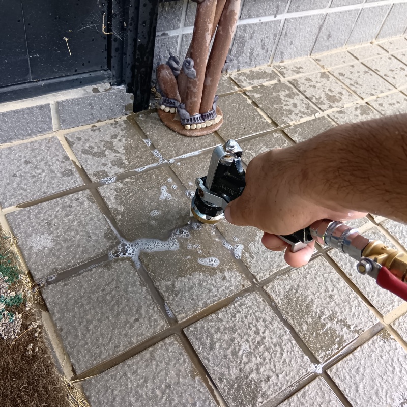 玄関床の目地から防蟻剤を注入