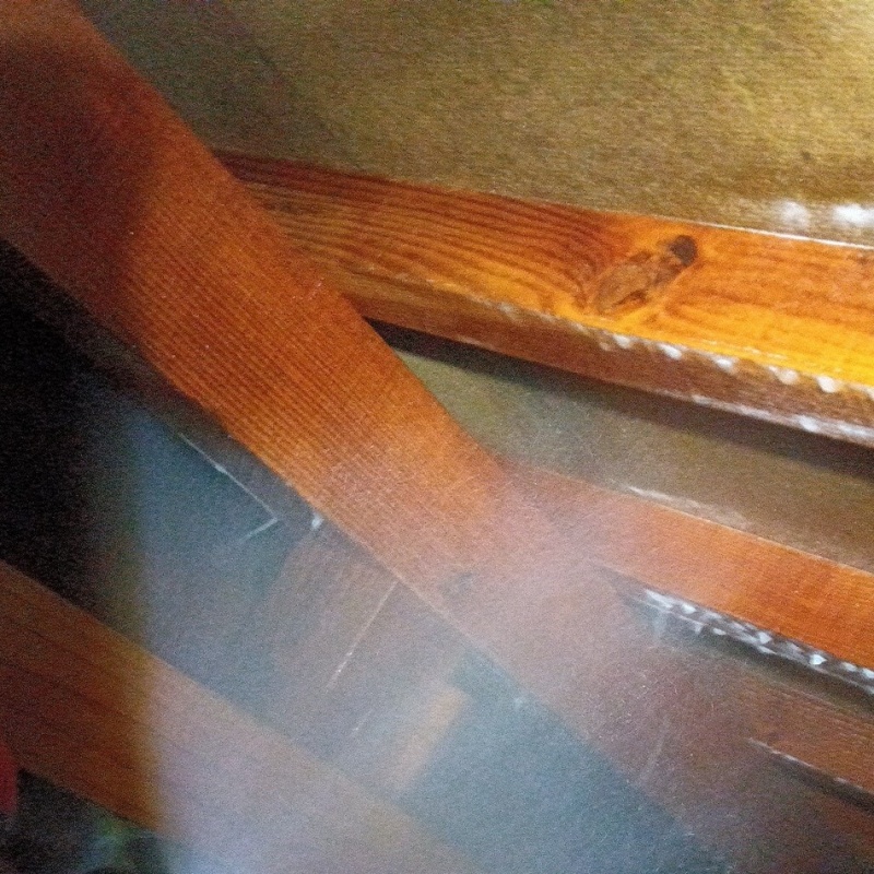 床下木材にシロアリ駆除剤を散布