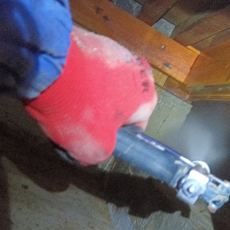 基礎にシロアリ駆除剤を散布