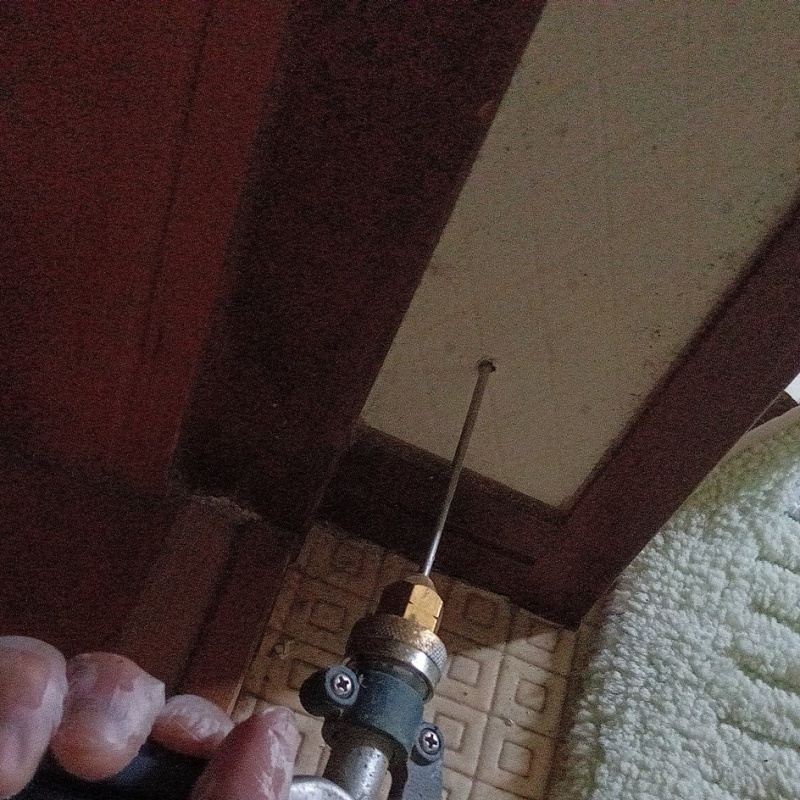 壁材に穴を開けてシロアリ駆除剤を注入