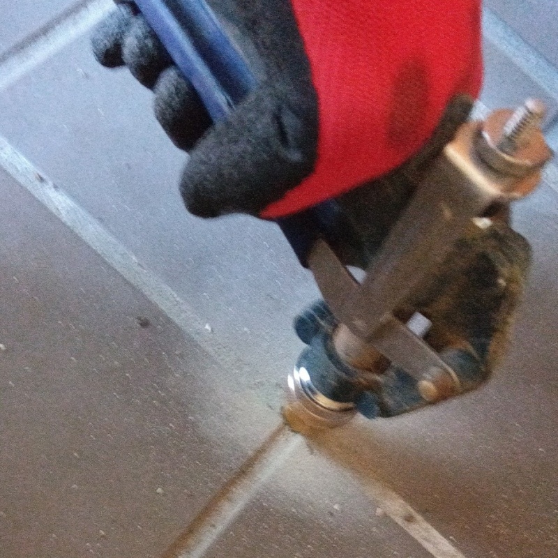 玄関床の目地からシロアリ駆除剤を注入