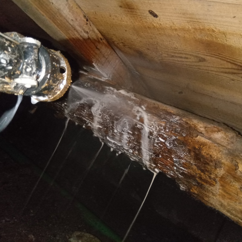 床下木材にシロアリ駆除剤を散布