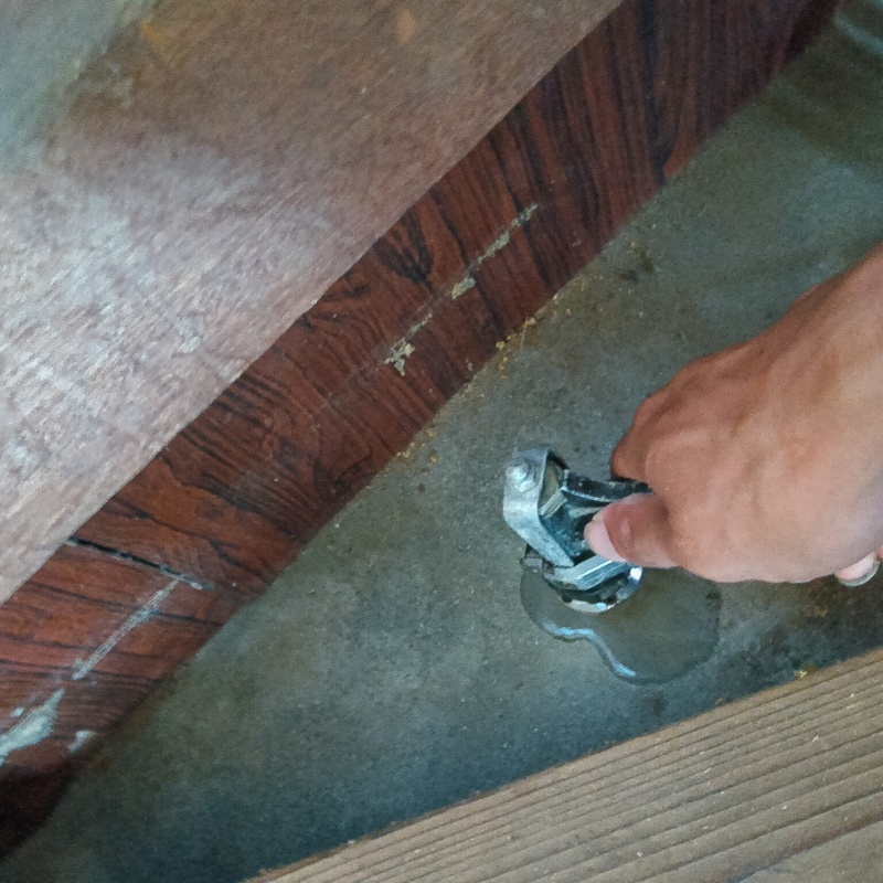 玄関先のコンクリートに穴を開けてシロアリ駆除剤を注入