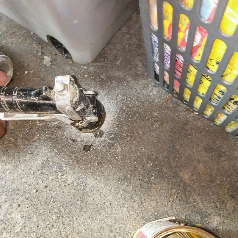 玄関先のコンクリートに穴を開けてシロアリ駆除剤を注入