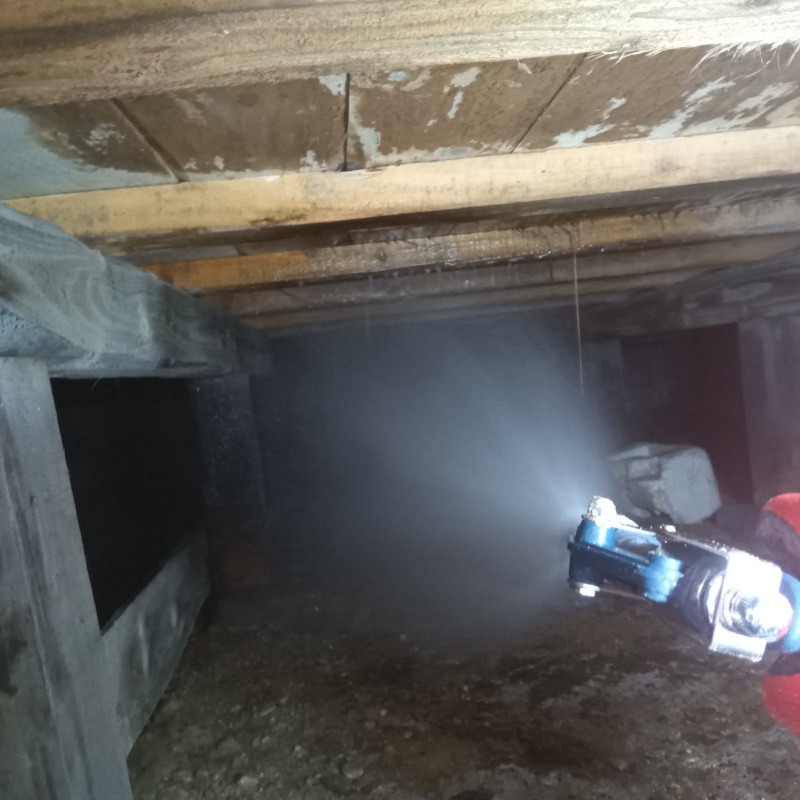床下の木材にシロアリ駆除剤を散布