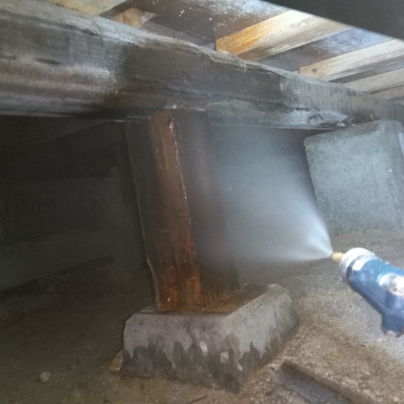 床下の木材にシロアリ駆除剤を散布