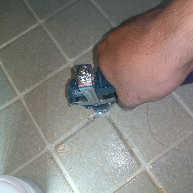 床にシロアリ駆除剤を注入