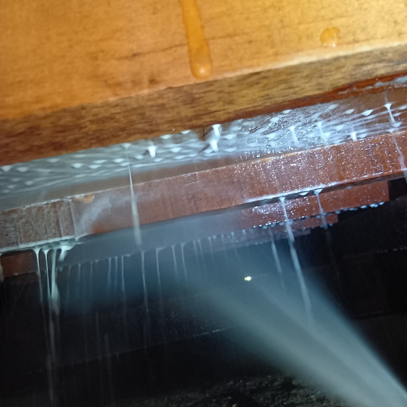 床下木材にシロアリ駆除剤を散布