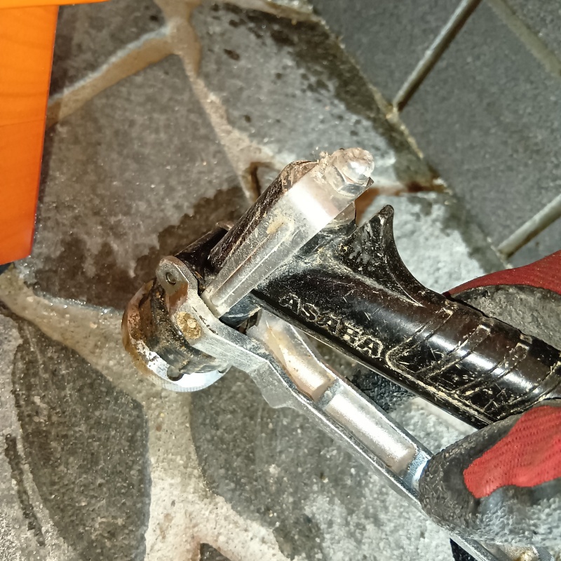 玄関床に穴を開けてシロアリ駆除剤を注入