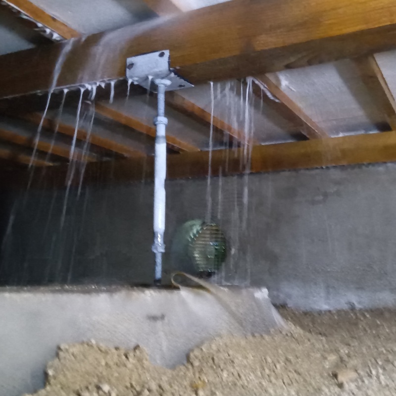 床下木材に防蟻剤を散布