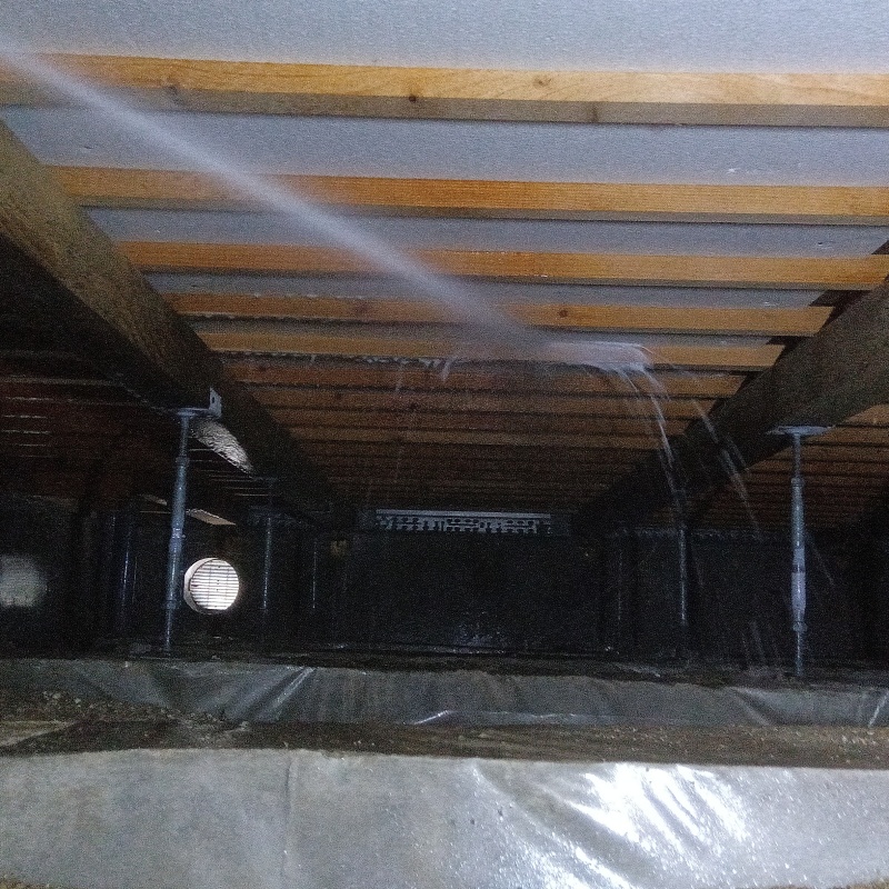 床下断熱材に防蟻剤を散布