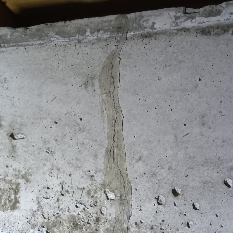 基礎のひび割れを補修