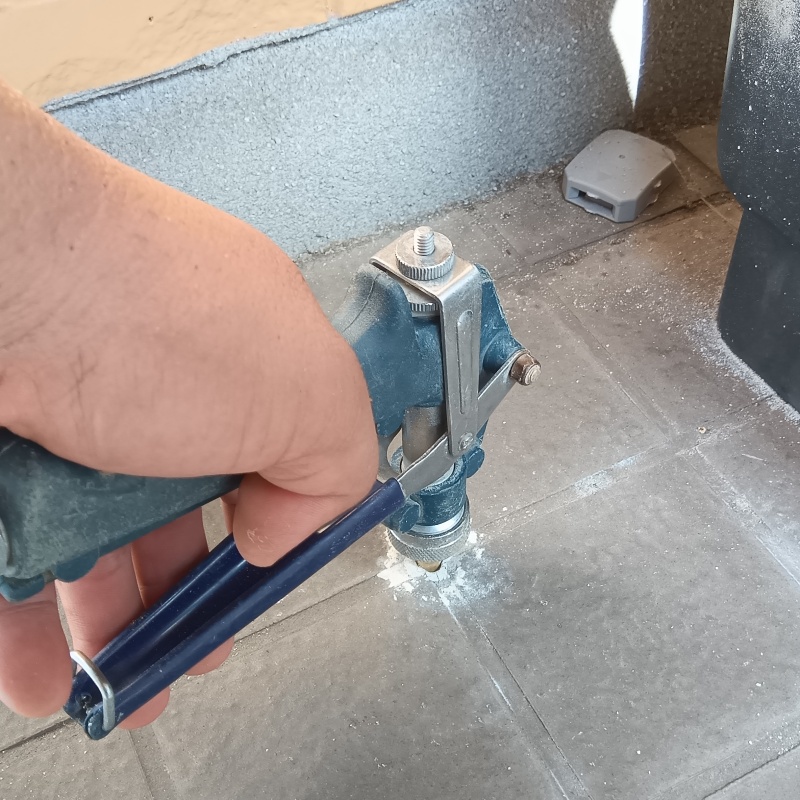 玄関床に穴を開けて防蟻剤を注入