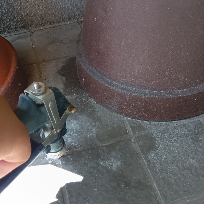 玄関床の目地から防蟻剤を注入