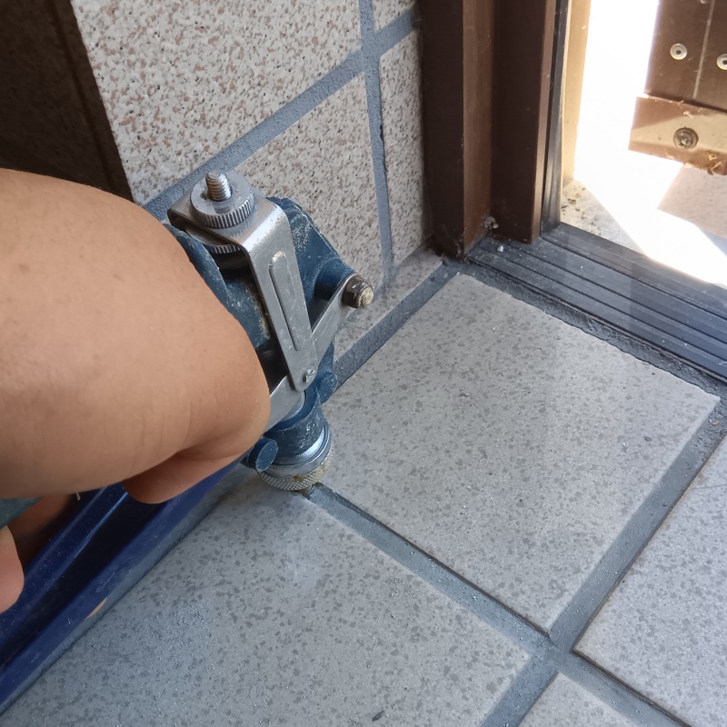 玄関床の目地からシロアリ駆除剤を注入