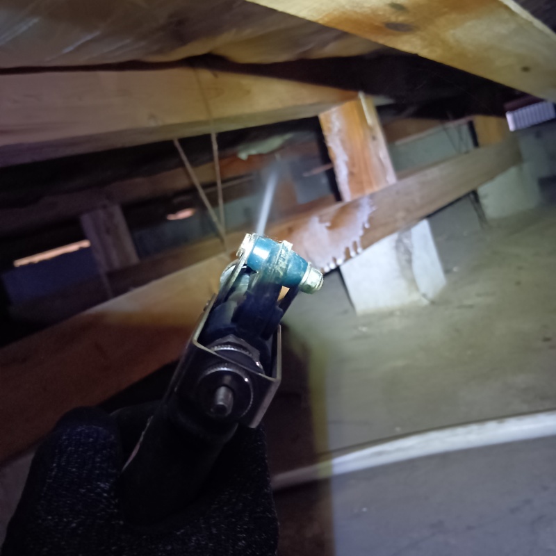 床下木材にシロアリ駆除剤を散布