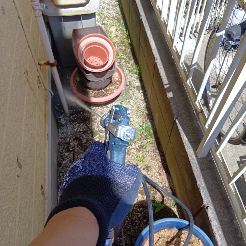 建物外周の土壌にシロアリ駆除剤を散布