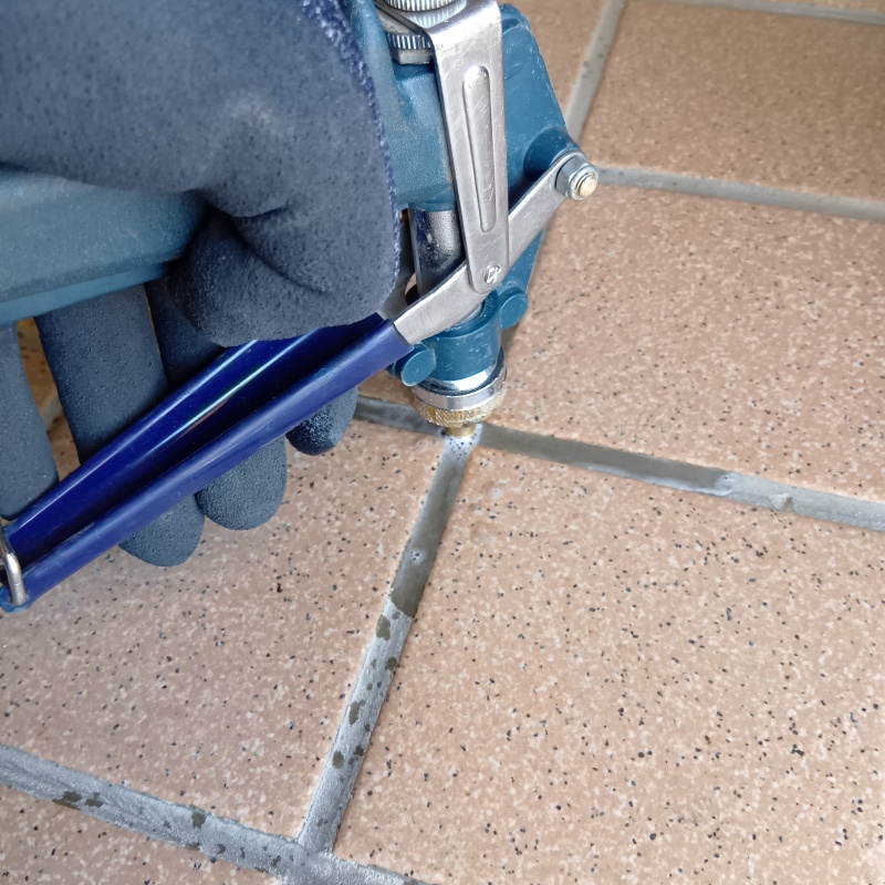 玄関床に穴を開けてシロアリ駆除剤を注入