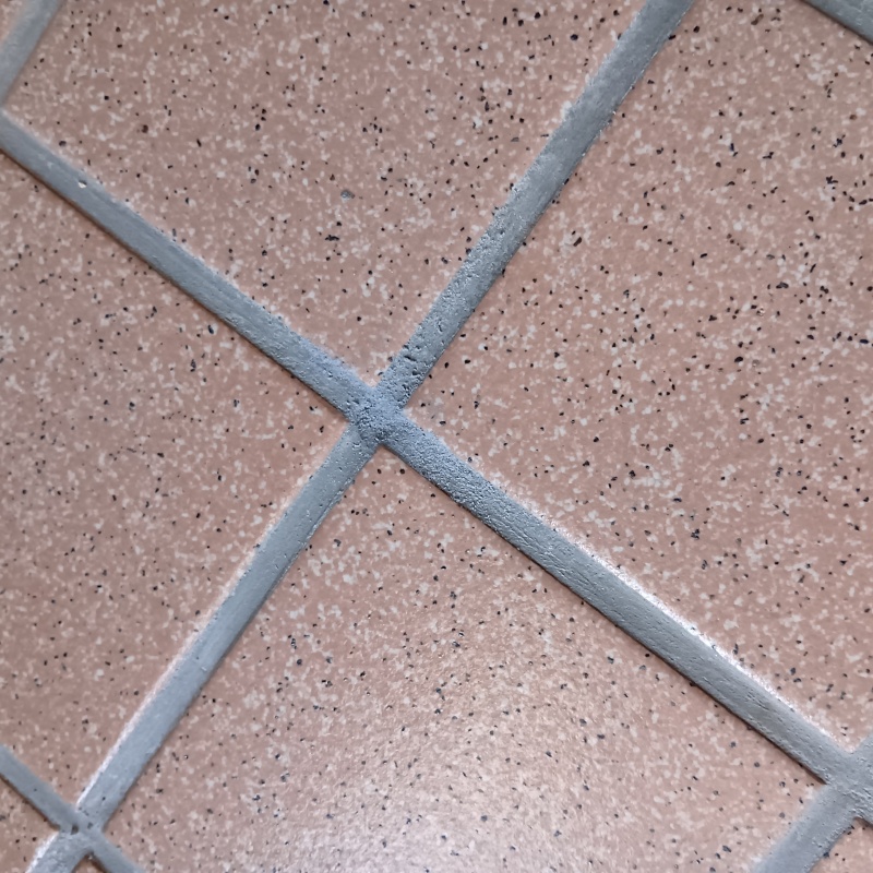 開けた穴をパテで補修