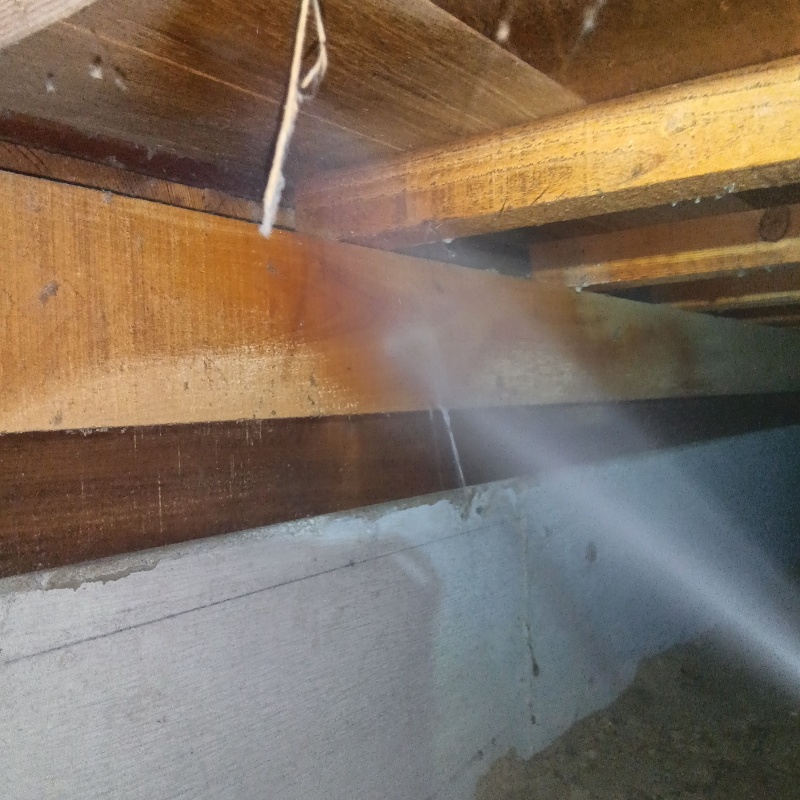 床下木材にシロアリ駆除剤を散布