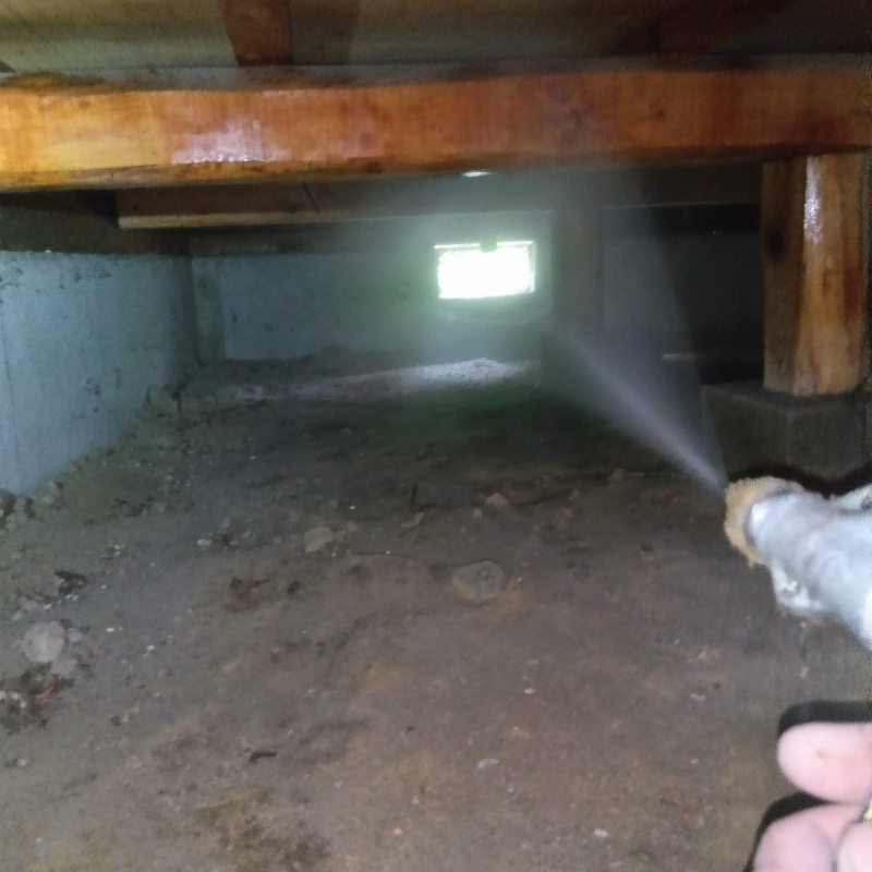 基礎にシロアリ駆除剤を散布