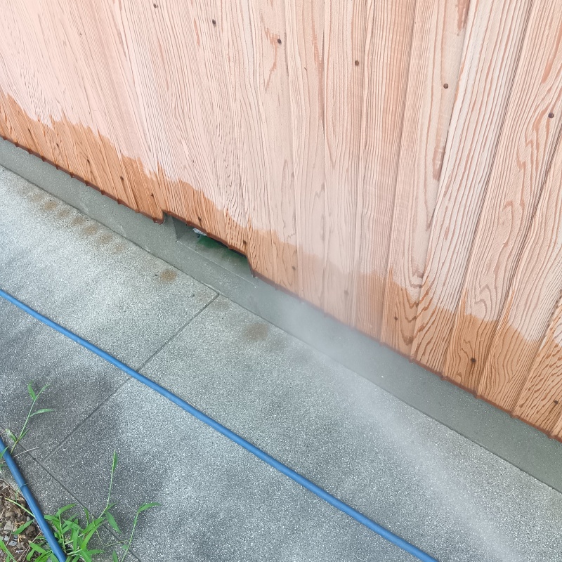 基礎まわりにシロアリ駆除剤を吹き付ける様子