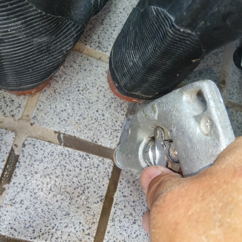 玄関床に穴を開けてシロアリ駆除剤を注入