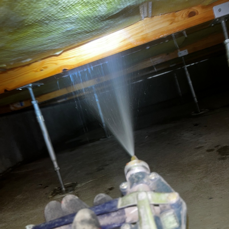 床下木材にシロアリ駆除剤を散布