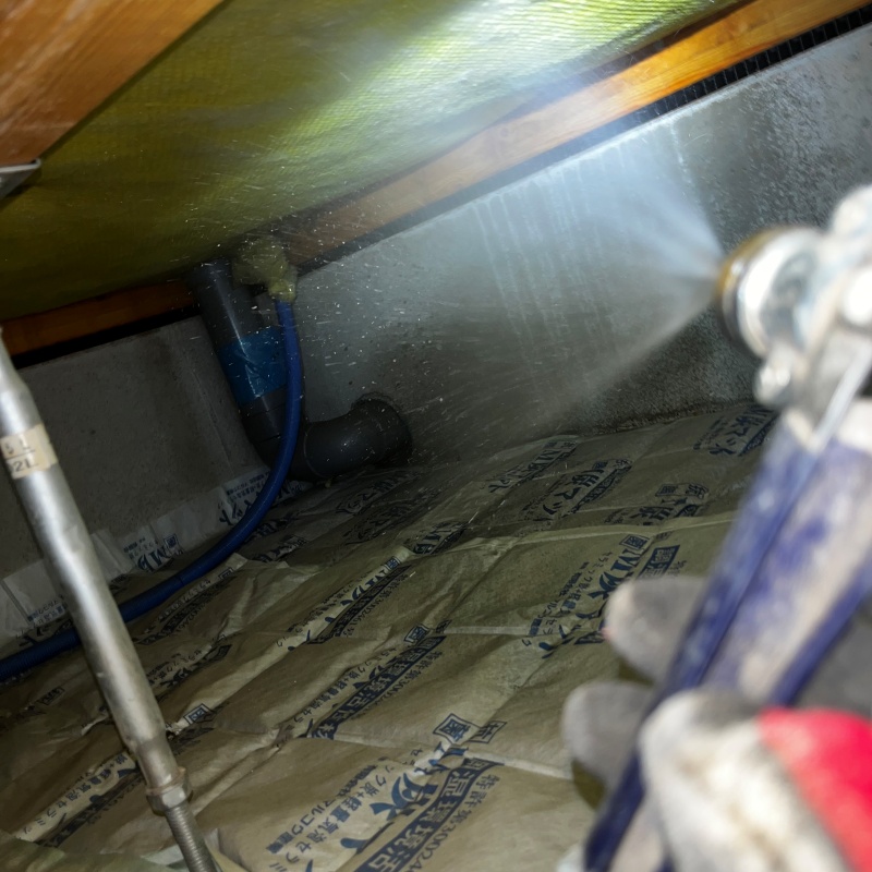 床下断熱材にシロアリ駆除剤を散布