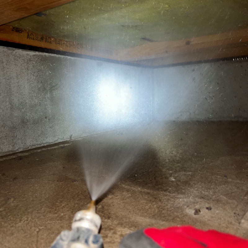 地面・基礎にシロアリ駆除剤を吹き付ける様子