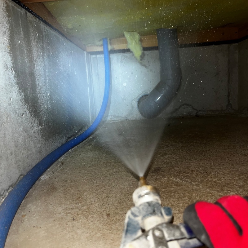 地面・基礎にシロアリ駆除剤を散布