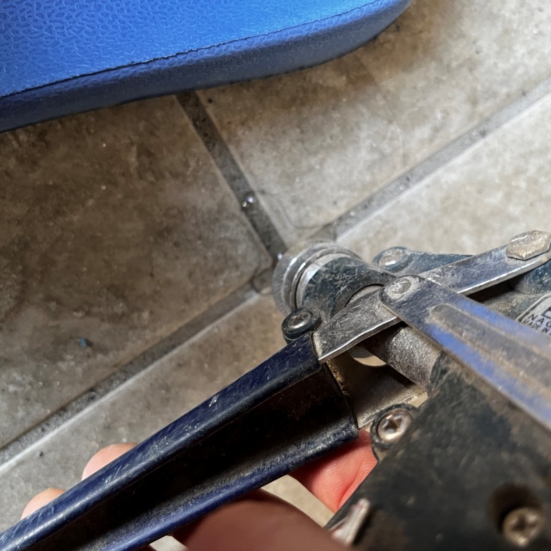 玄関床の目地からシロアリ駆除剤を注入