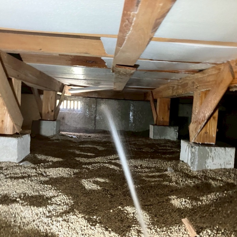 基礎に防蟻剤を吹き付ける様子