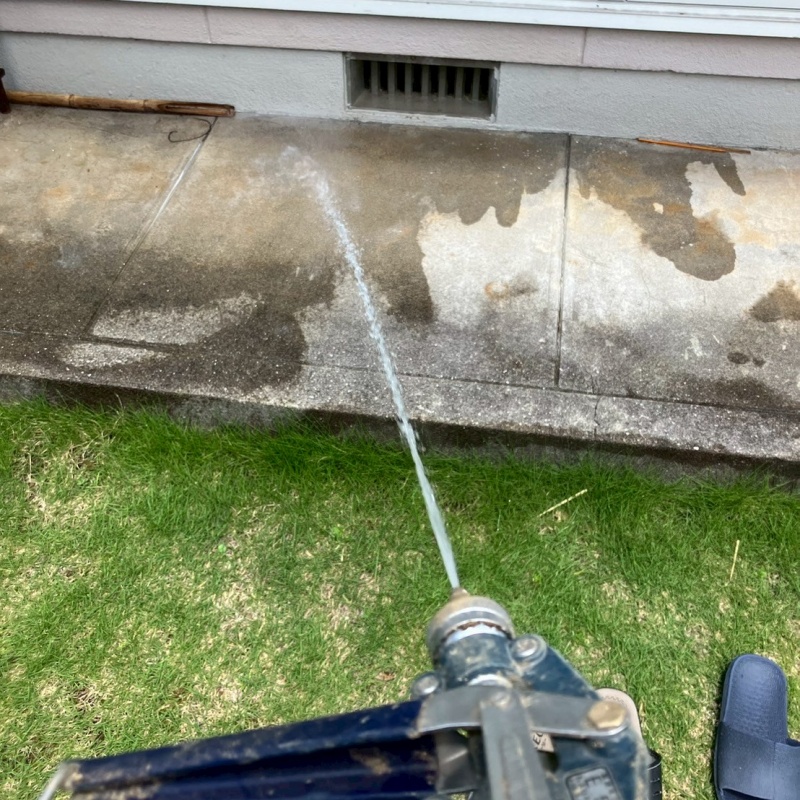 基礎まわりに防蟻剤を散布