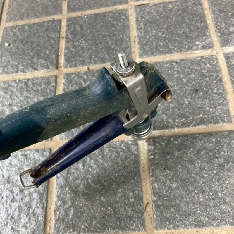 玄関床の目地から防蟻剤を注入