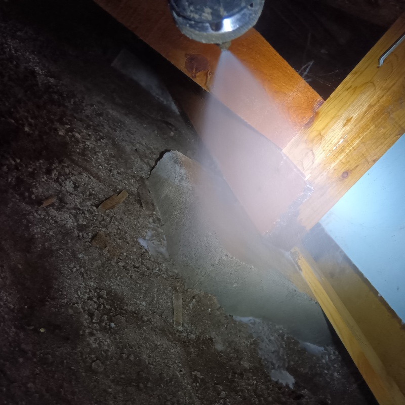 床下木材に防蟻剤を散布