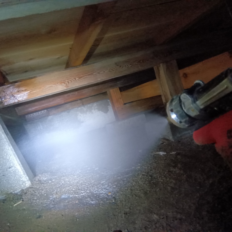 基礎に防蟻剤を散布