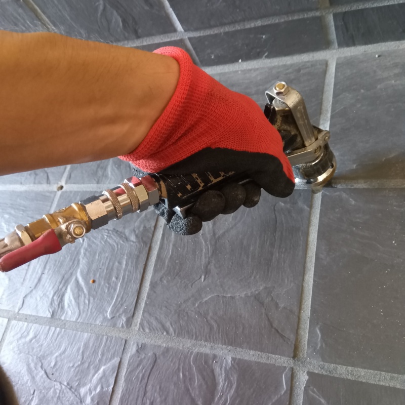 玄関床に穴を開けて防蟻剤を注入