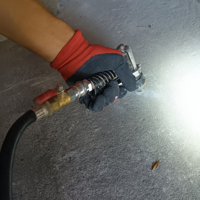 コンクリートに穴を開けて防蟻剤を注入