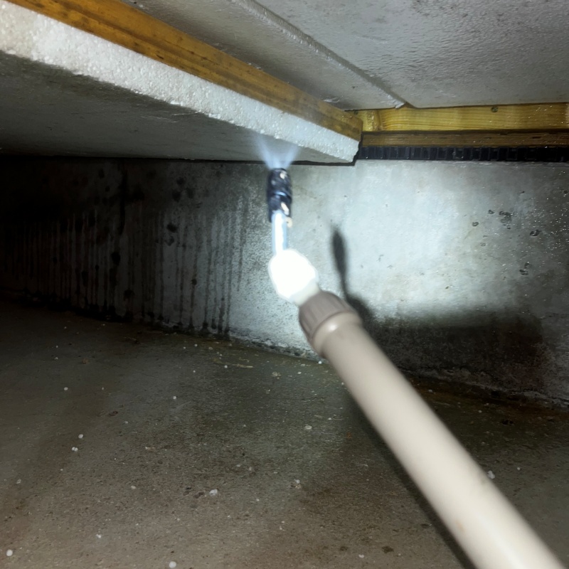 床下木材に防蟻剤を散布