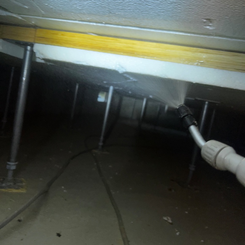 床下断熱材に防蟻剤を散布