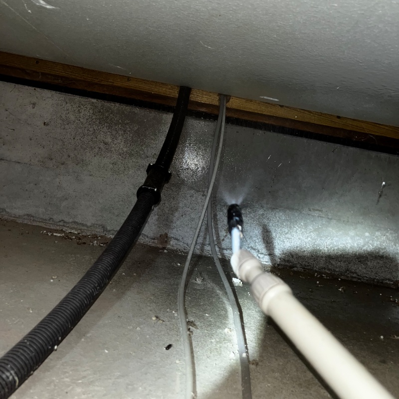 基礎に防蟻剤を吹き付ける様子